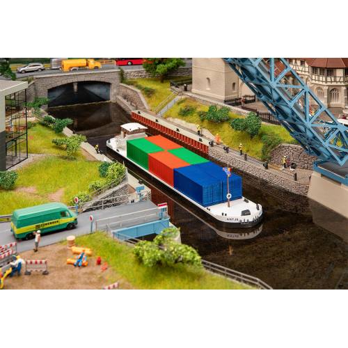 Faller HO 131013 - Riviervrachtschip met containers - Modeltreinshop