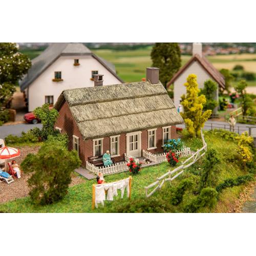 Faller HO 131318 Noord-Duits huis met rieten dak - Modeltreinshop