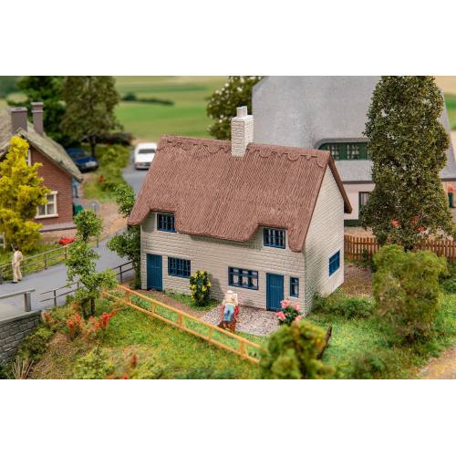 Faller HO 131322 Woonhuis met rieten dak - Modeltreinshop