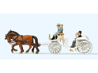 Preiser H0 30496 Trouwerij in open paarden koets - Modeltreinshop