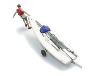 Artitec H0 387.595 Zeilboot Laser op aanhanger + figuur - Modeltreinshop